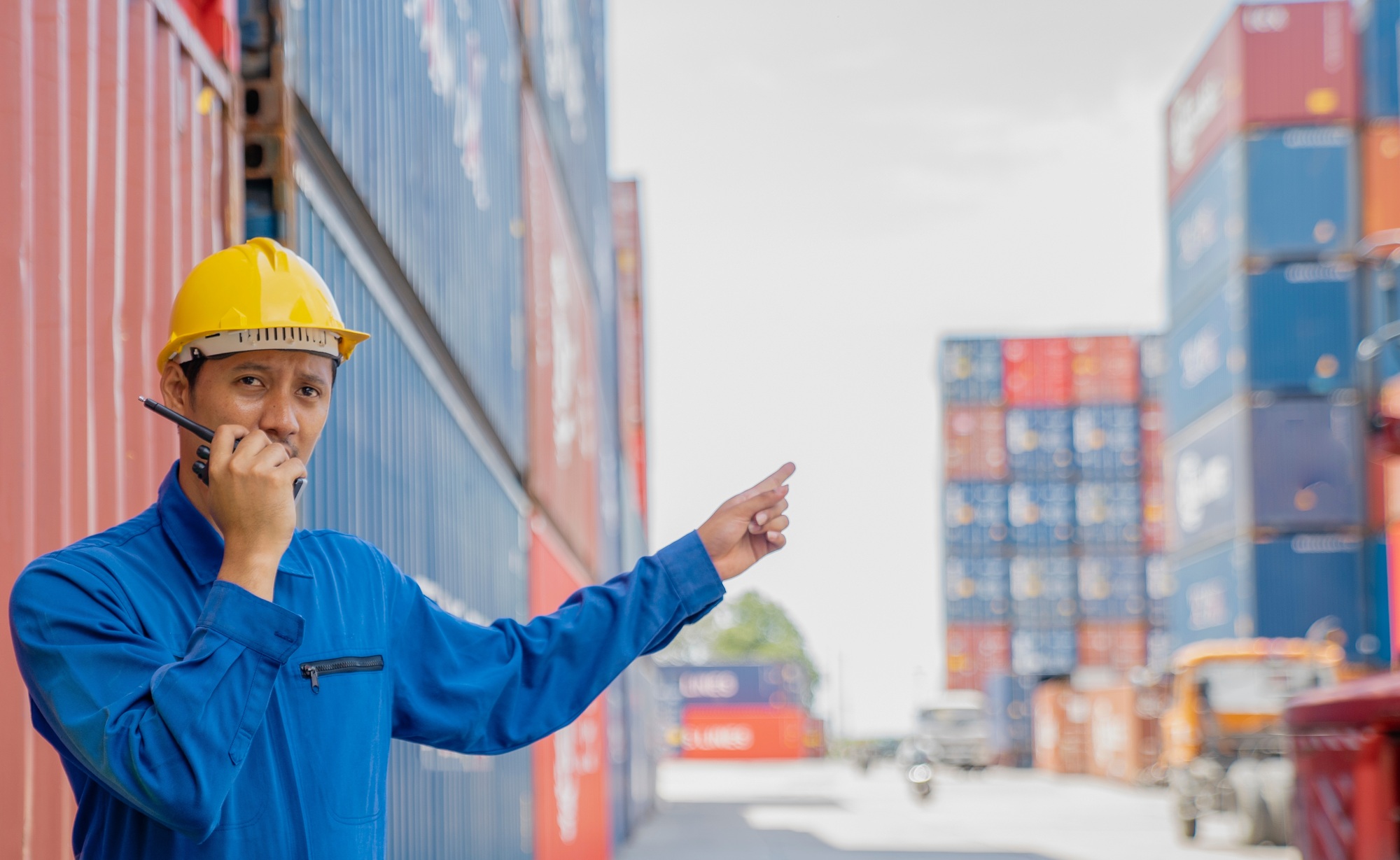 Foreman control loading Containers box to truck for Logistic Import Export.